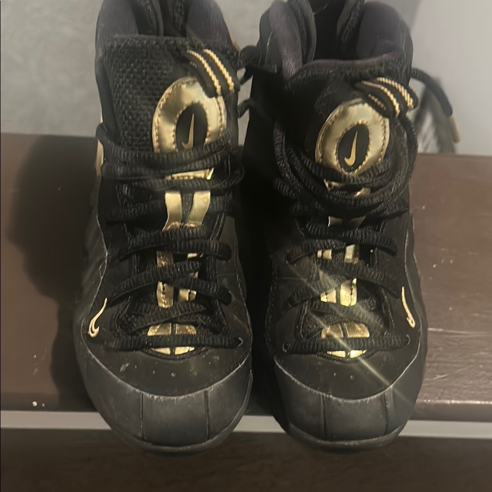 Kids Black and Gold Basketball Shoes size 1.5